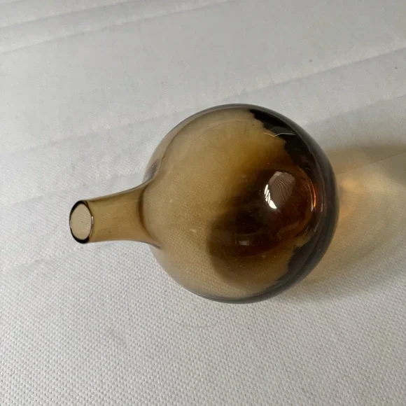 Elegant Amber Glass Vase - Picture 4 of 4